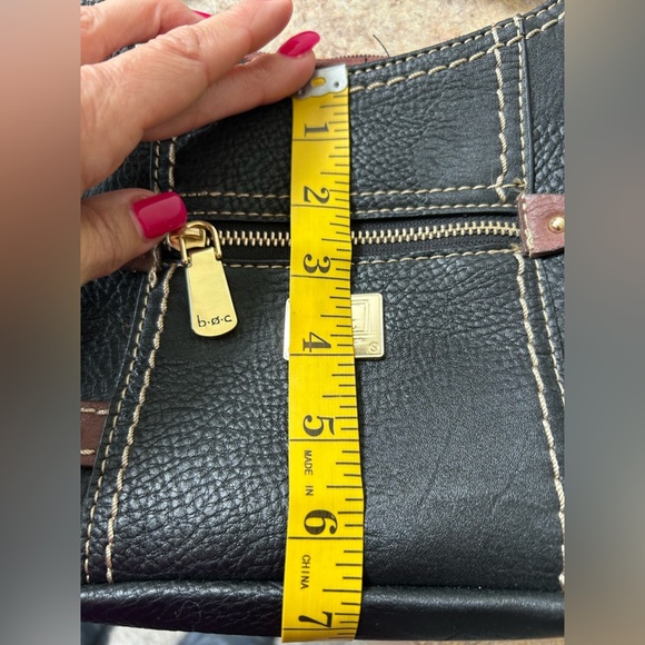 b.o.c. Vegan pebbled like leather shoulder purse in black and brown like new - Picture 7 of 13